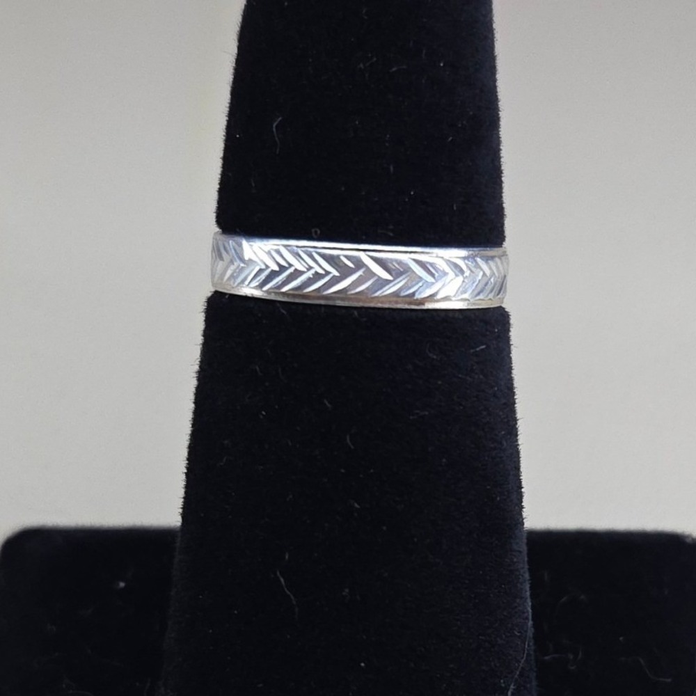 Silver Tone Engraved Chevron‎ Herringbone Pattern Band Ring Size 7